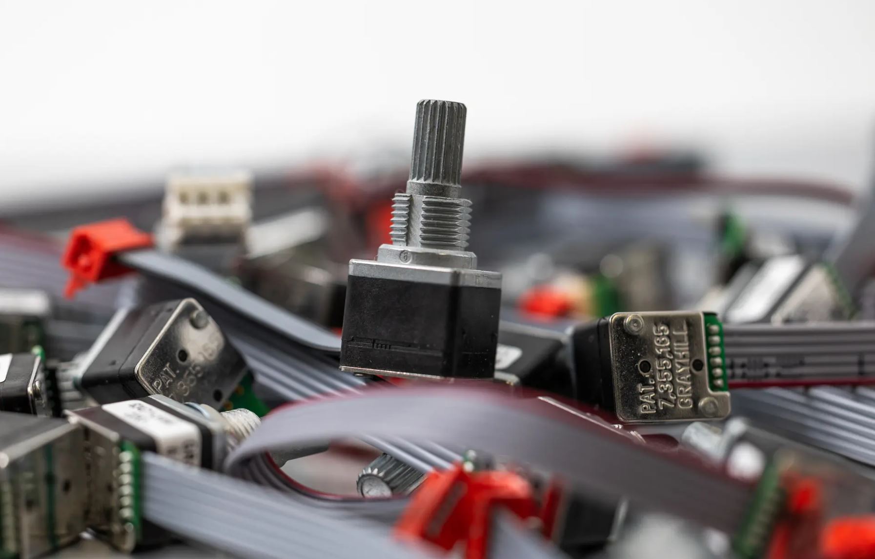 【Grayhill】ホール効果センサーとスイッチの製造：回転制御