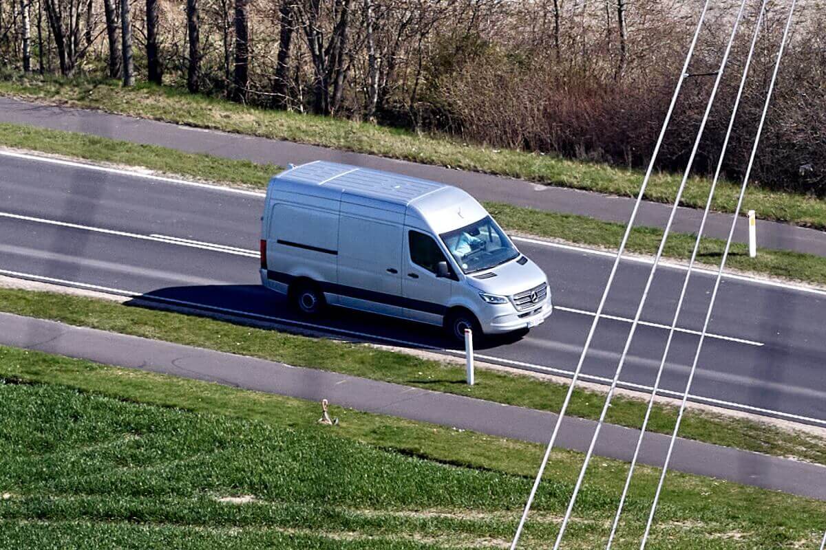 遠方の車拡大写真