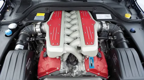 レース用エンジンのカムカバーへの使用